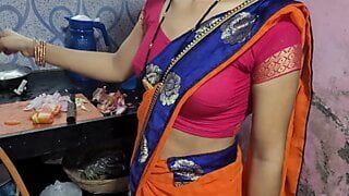 Desi bhabhi kitchen me khana bana rahi thi tabhi devar ne piche le bhabhi ki