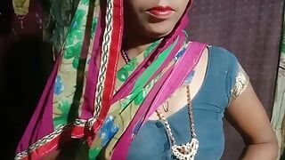 Desi Bhabhi Saree Show Finger Boobs Milk